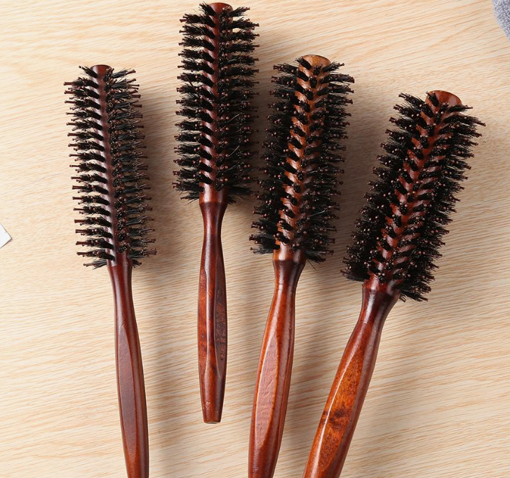 How does a bamboo curling comb protect hair from static electricity?