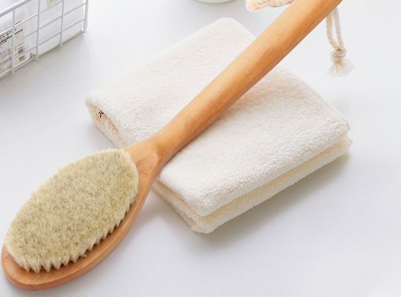 What are the differences between wooden and plastic bath brushes?